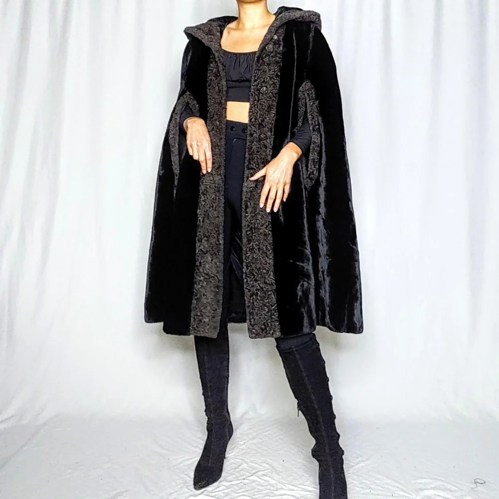 SOLD Vintage faux fur hooded cape coat - Picture 8 of 8